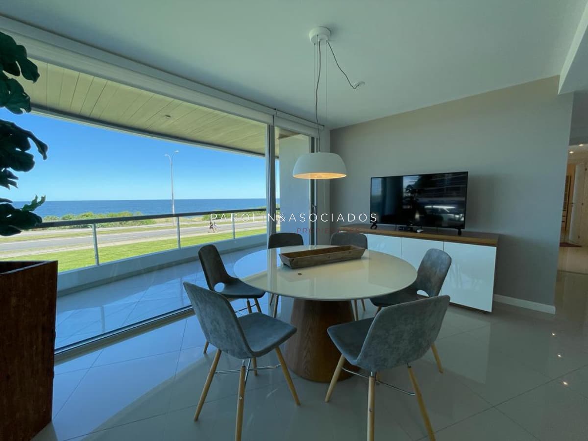 Apartamento en venta de 3 dormitorios en edificio Isabel, Punta del Este.