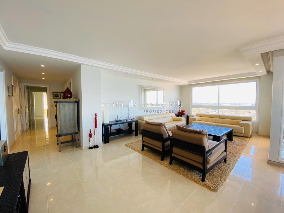 Apartamento en venta de 3 dormitorios en Le Jardin, Punta del Este.