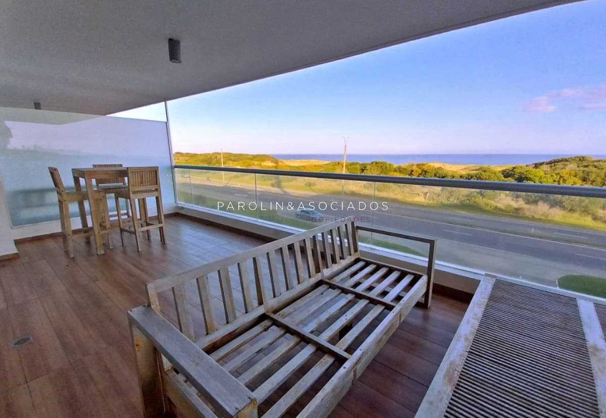 Apartamento en venta de 3 dormitorios + dependencia en edificio Silente, Punta del Este