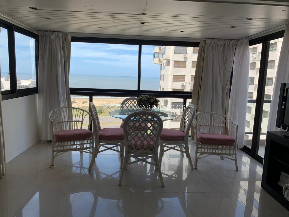 Apartamento en venta de 3 dormitorios en Parquemar Center, Punta del Este.