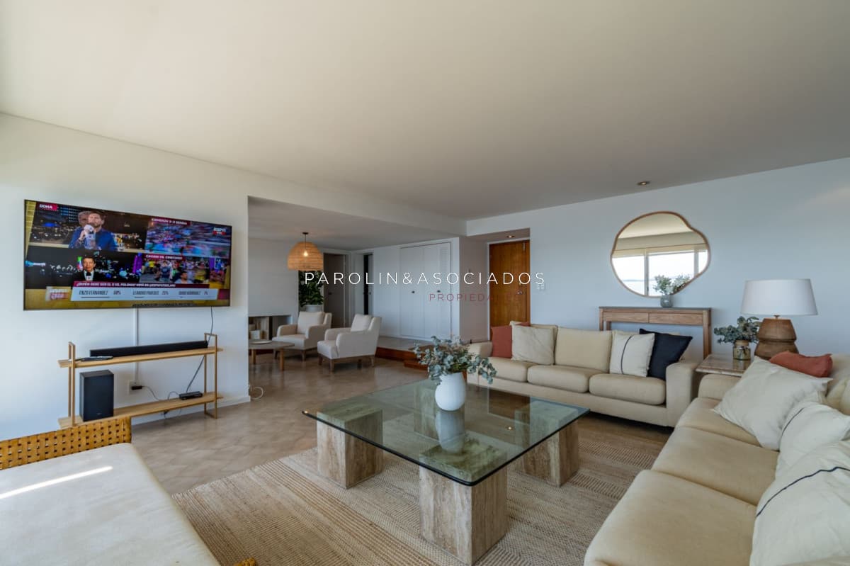 Apartamento en venta de 3 dormitorios en edificio Acantilado, Punta del Este.