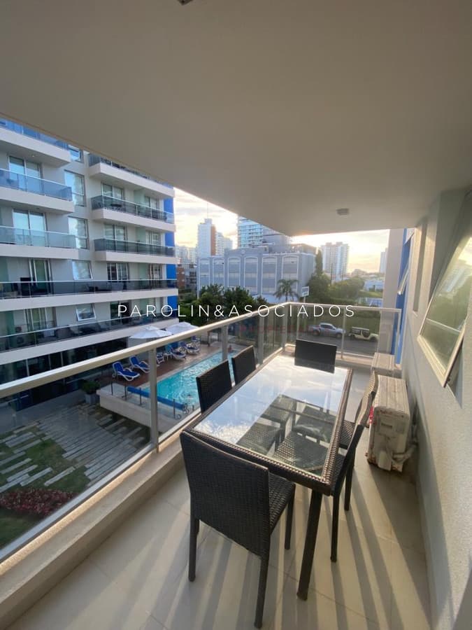 Hermoso apartamento de dos dormitorios a dos cuadras de la playa, Punta del Este.