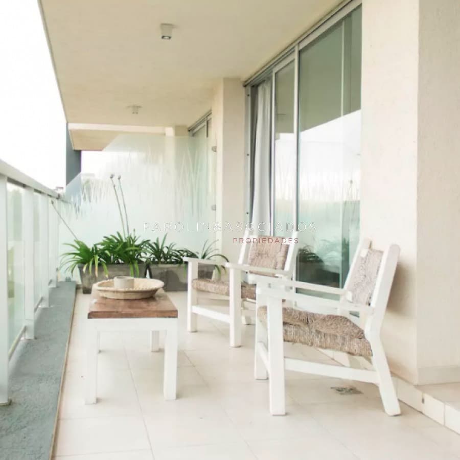 Apartamento en venta de 3 dormitorios en edificio Blue Marine, Punta del Este.