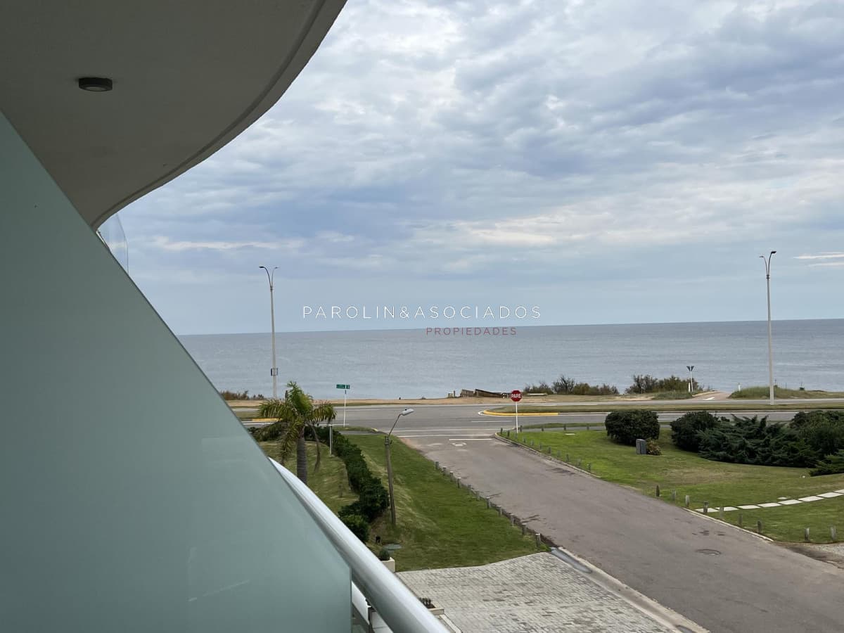 Apartamento a estrenar en Edificio Cruceros 3, Punta del Este.