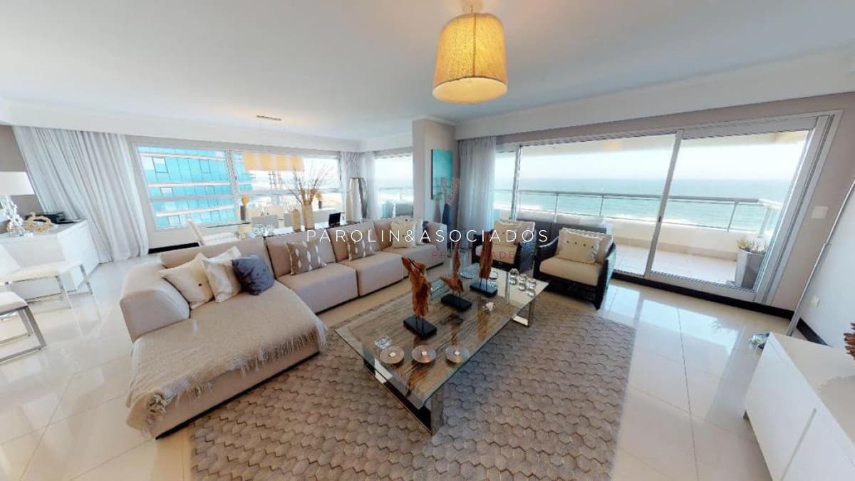 Excelente apartamento en venta en Torre Lobos, Punta del Este.