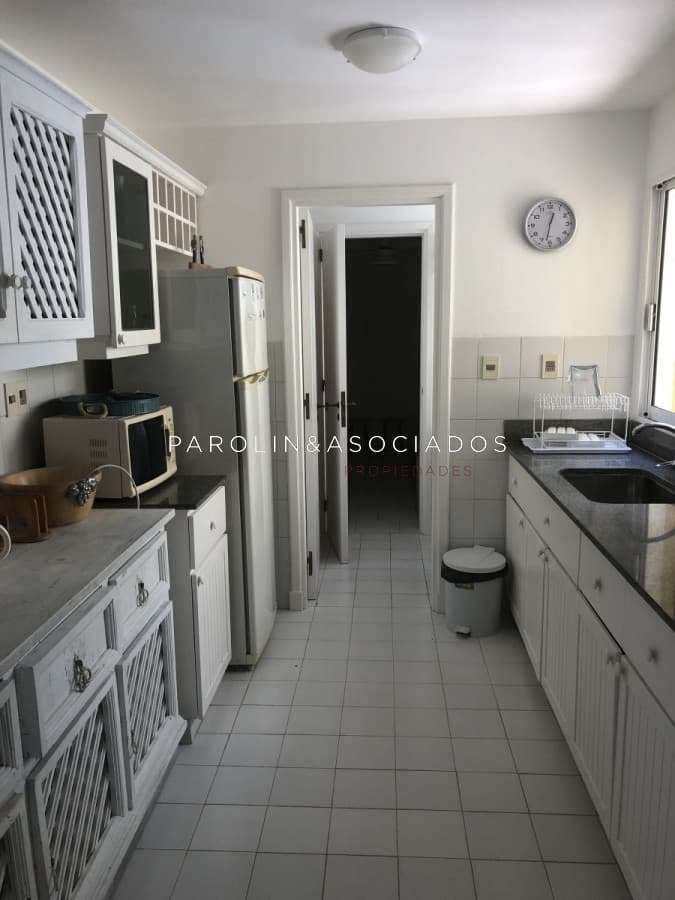 Apartamento en venta de 2 dormitorios + dependencia en Pinares, Punta del Este.