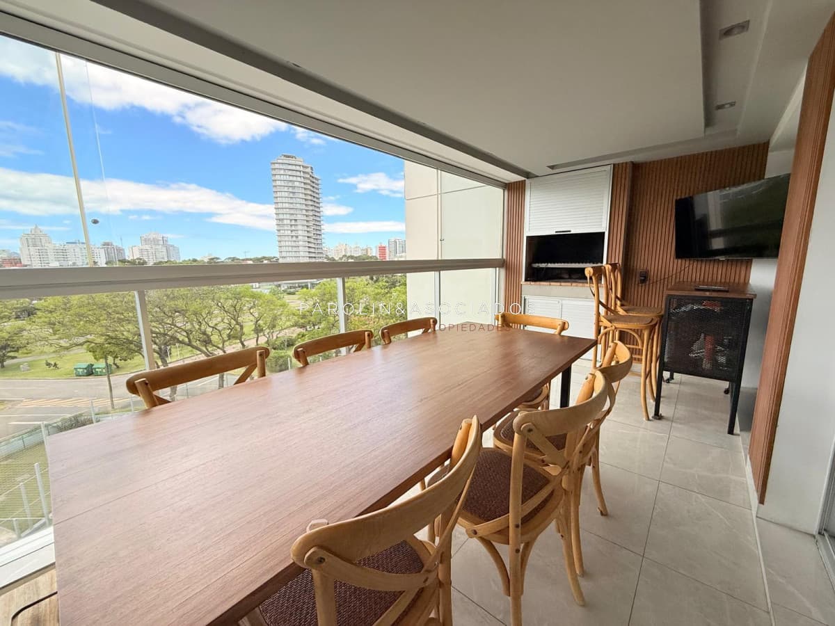 Apartamento de 2 dormitorios en venta en Miami Boulevard, Punta del Este.