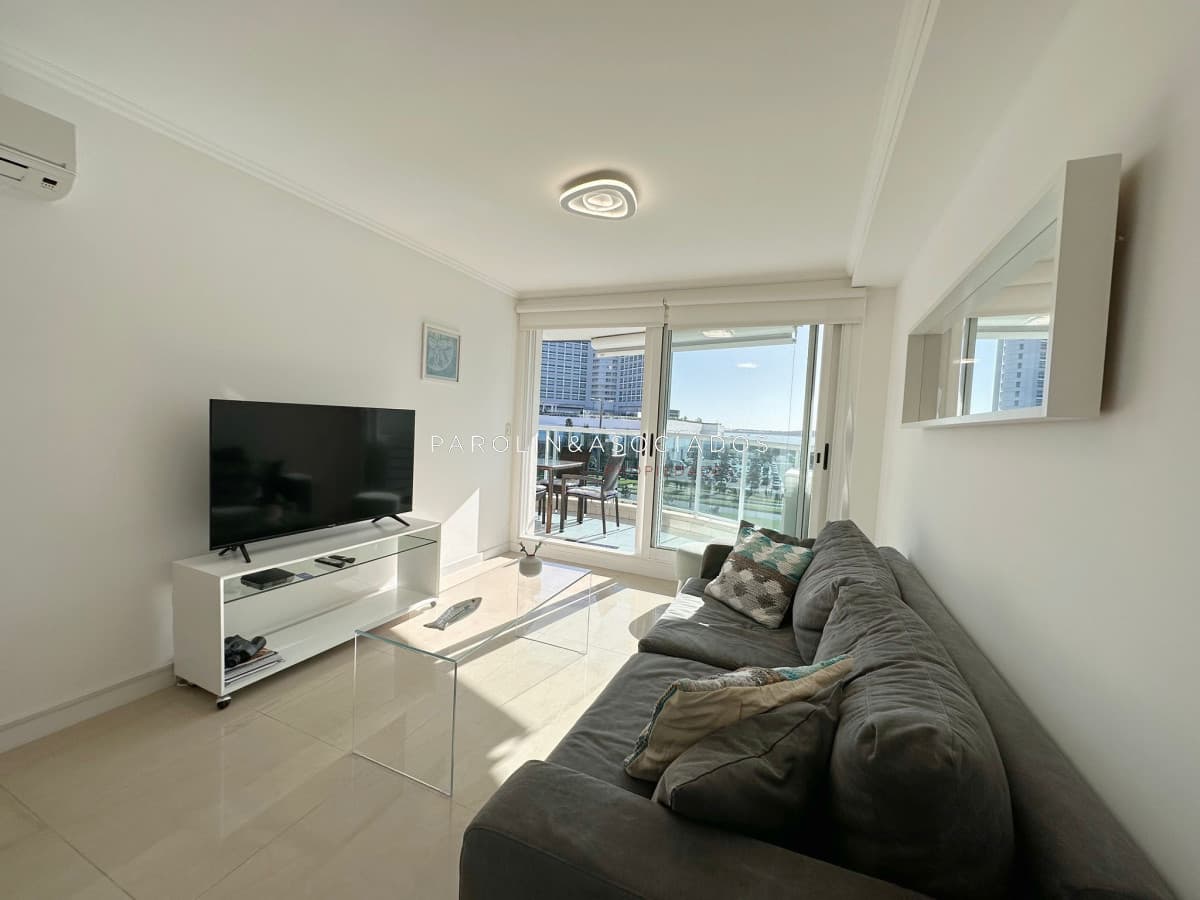 Apartamento en venta de 2 dormitorios en Casino Tower, Punta del Este.