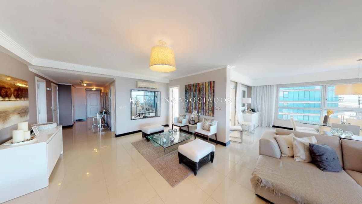 Excelente apartamento en venta en Torre Lobos, Punta del Este.