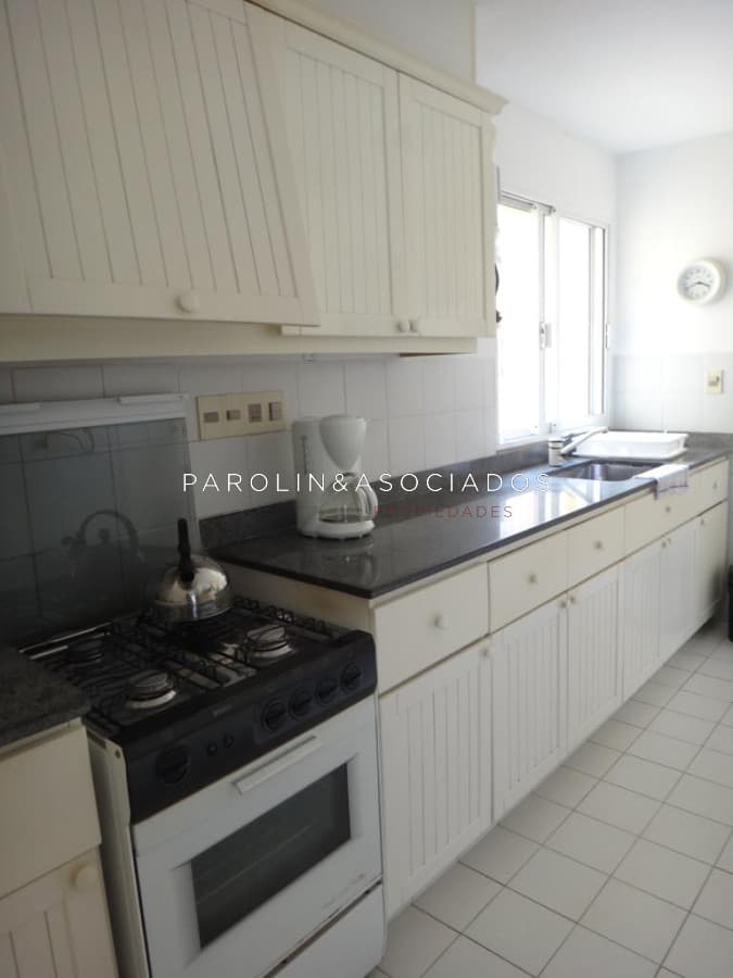 Apartamento en venta de 2 dormitorios y dependencia en Brava, Punta del Este.