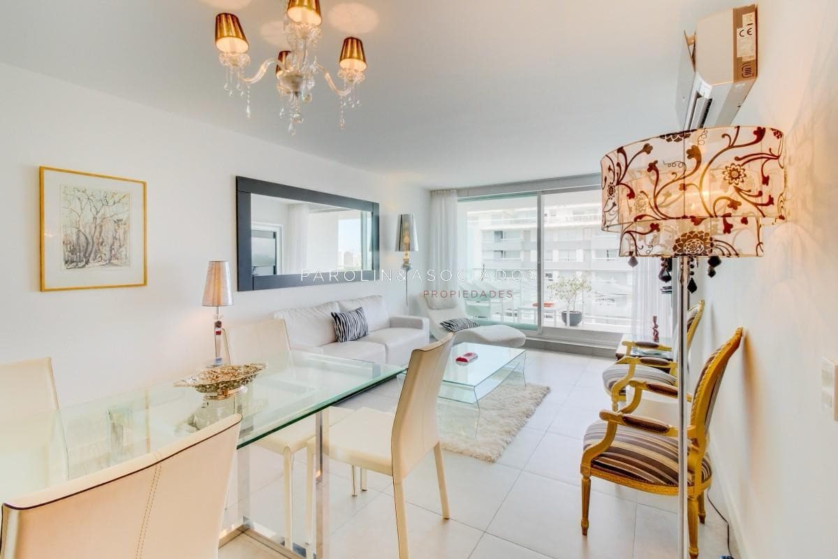 Apartamento en venta en piso alto en torre Yoo, Punta del Este.