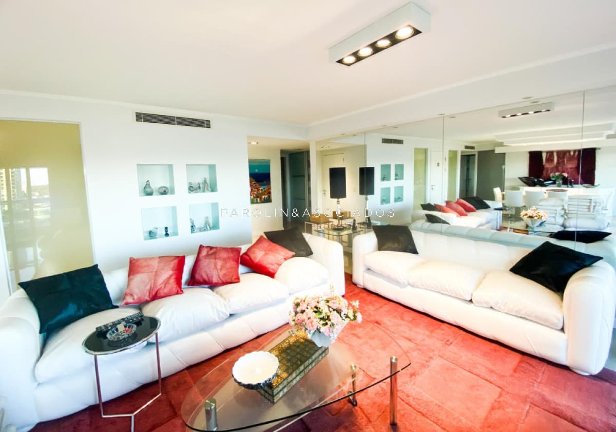 Apartamento en venta de 4 dormitorios mas dependencia de servicio en Aquarela, Playa Mansa