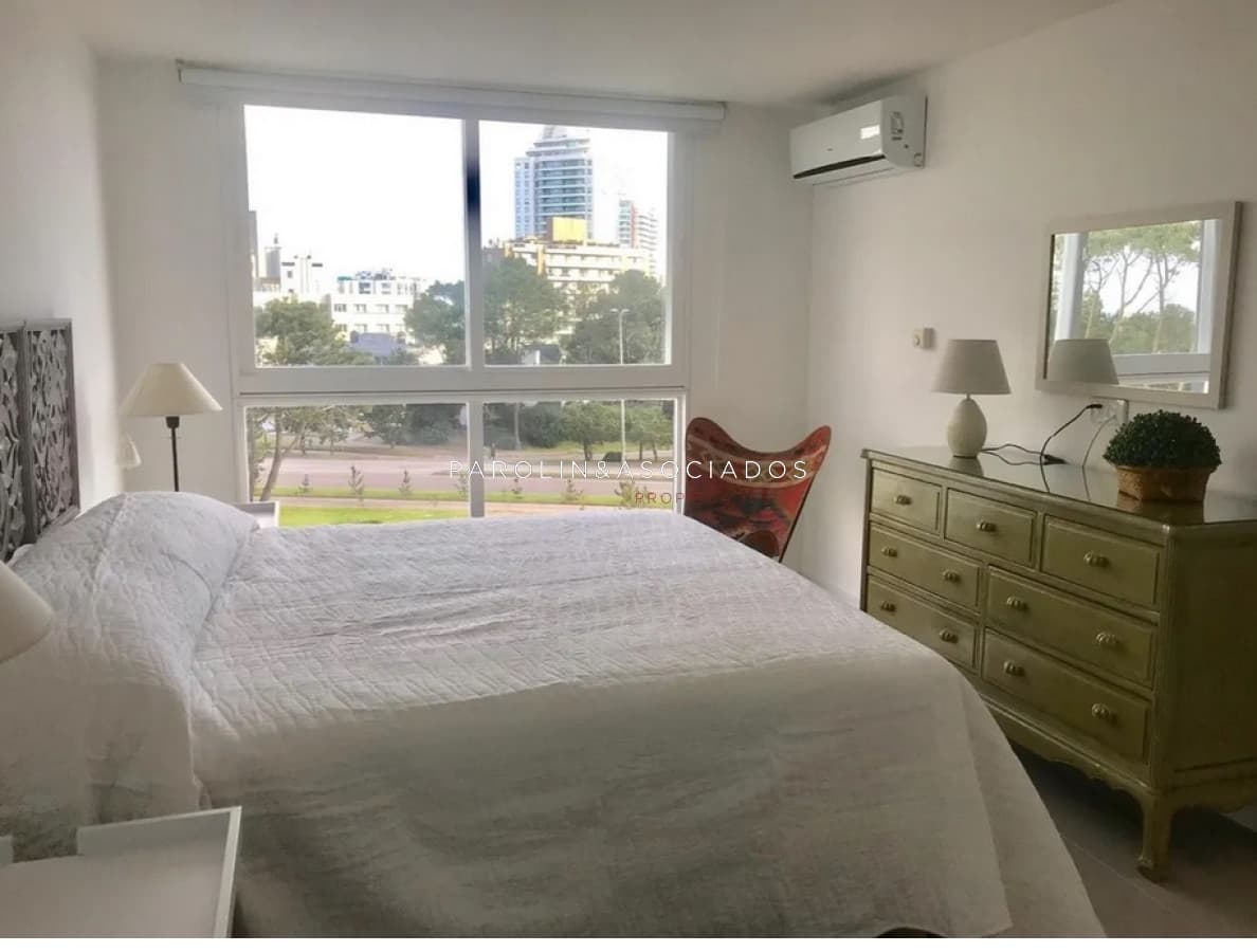 Apartamento de 2 dormitorios en Torre One, Punta del Este.