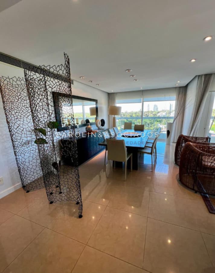 Apartamento en venta de 2 dormitorios y dependencia en torre Aquarela, Punta del Este.