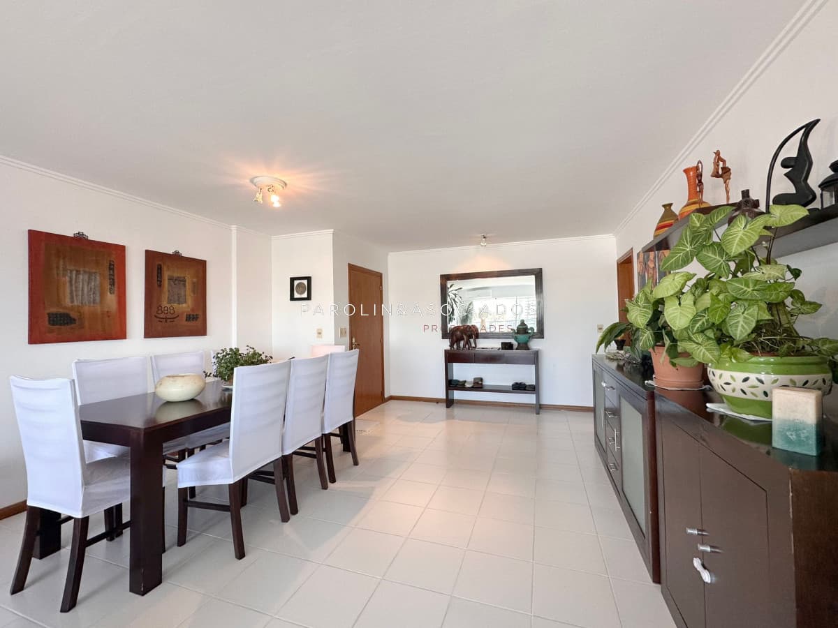 Apartamento de 3 Dormitorios + dependencia en Venta en Ocean Tower, Punta del Este.