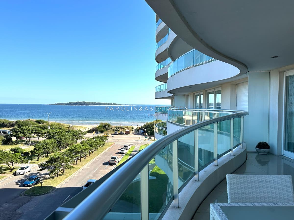 Apartamento en Venta de 2 dormitorios + dependencia de servicio en torre Aquarela , Playa Mansa Punta del Este