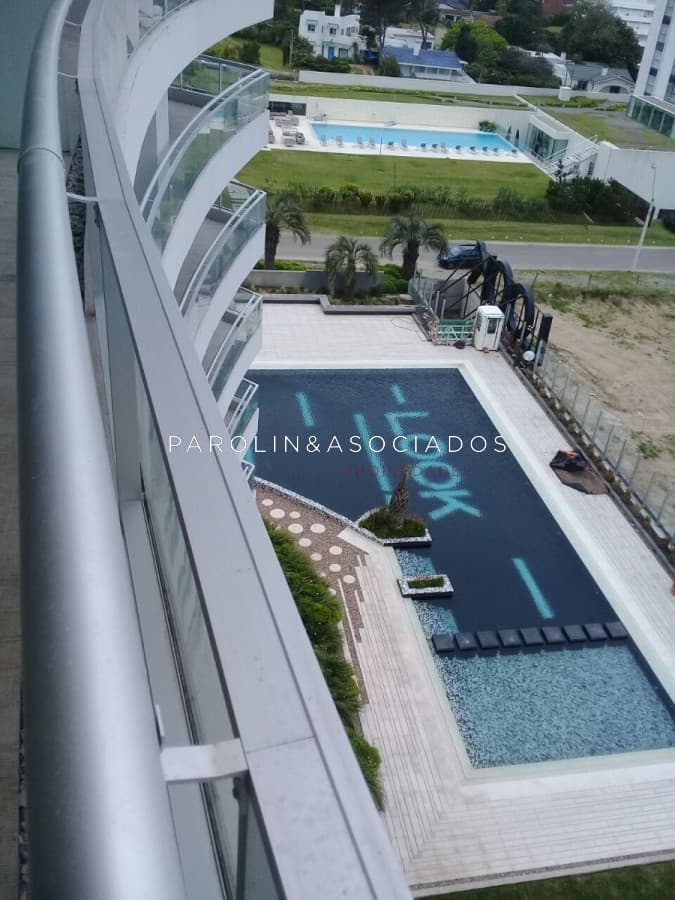 Apartamento en venta de 2 dormitorios en Look Tower, Punta del Este.