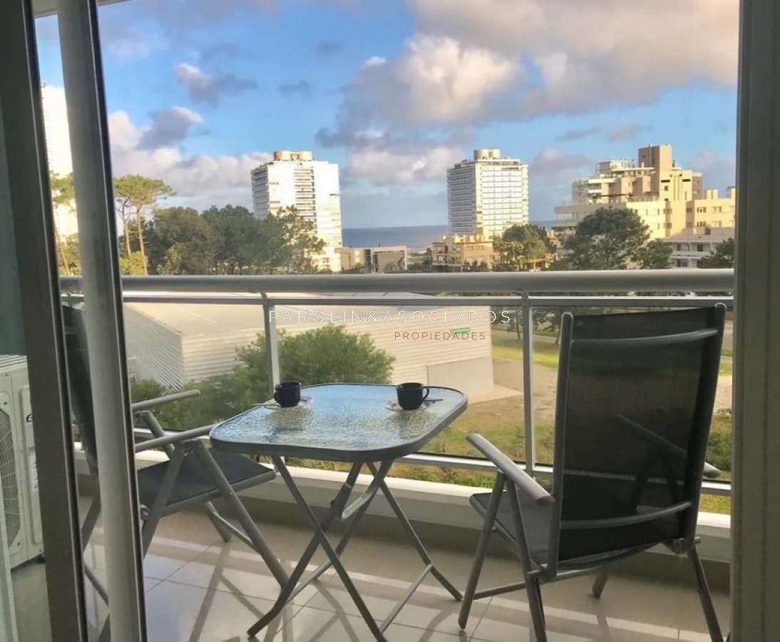 Apartamento de 2 dormitorios en Torre One, Punta del Este.