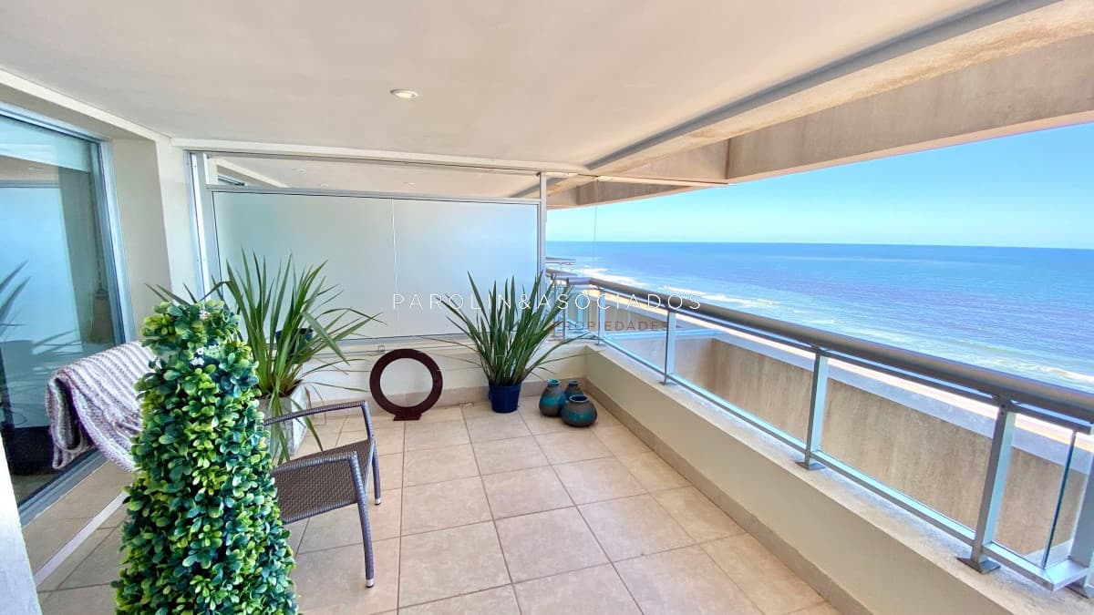 Hermoso apartamento en venta en Torre Lobos, Punta del Este.