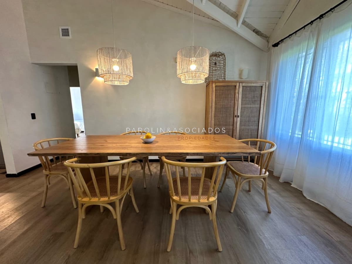 Casa En Venta De 5 Dormitorios + Dependencia de servicio En Rincon Del Indio, Punta Del Este