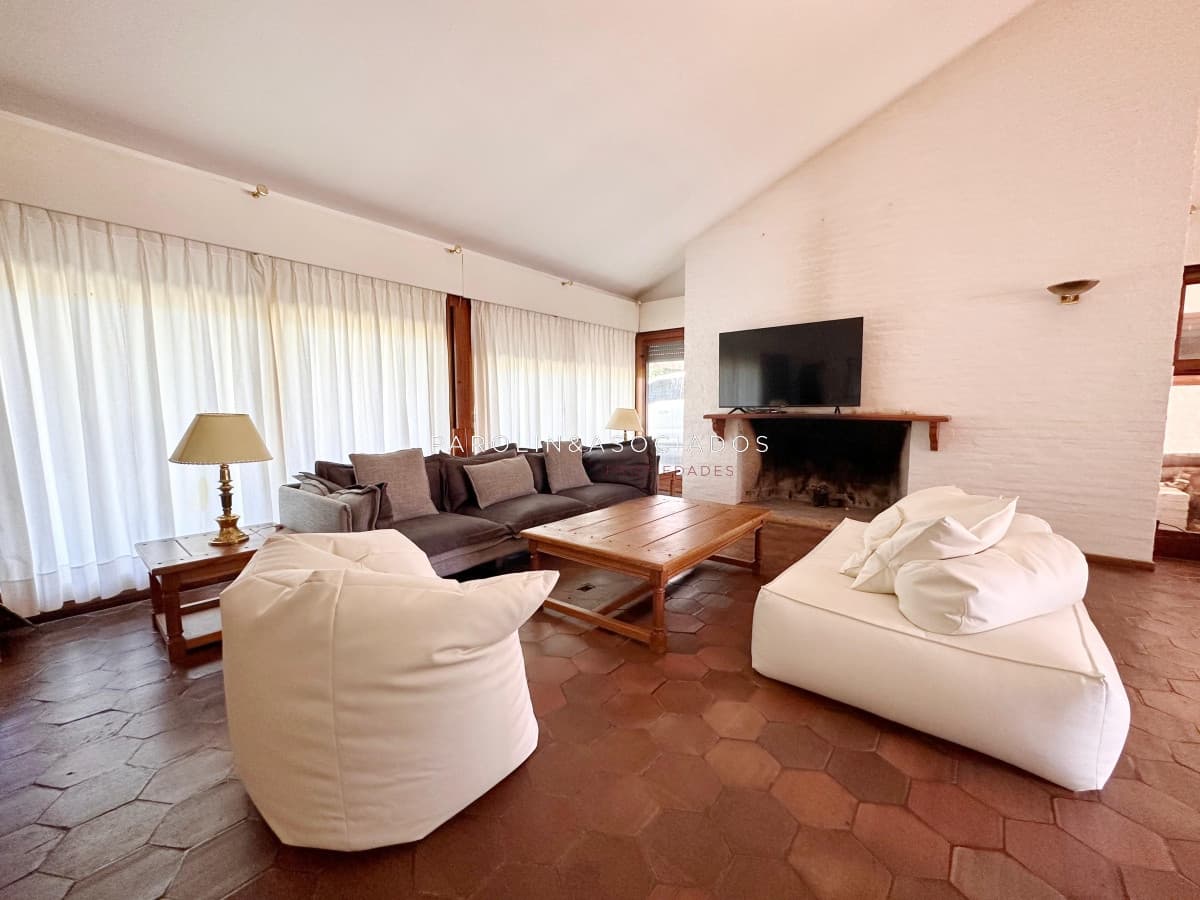 Casa en venta de 4 dormitorios y dependencia de servicio en playa Mansa, Punta del Este.