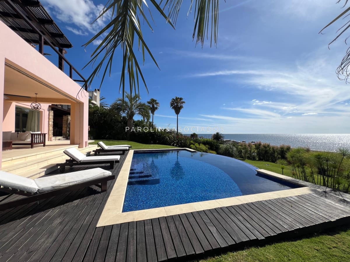 Espectacular casa en Punta Ballena sobre el mar