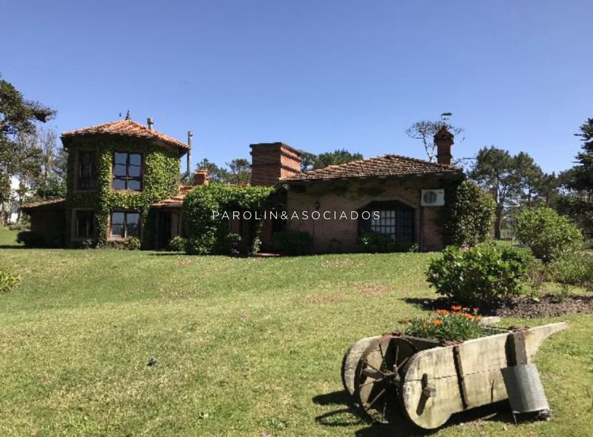 Casa de 3 dormitorios en venta en La Barra, Punta del Este.