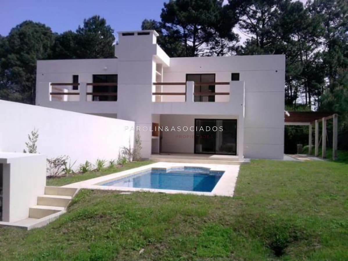 Casa en venta de 4 dormitorios en barrio Club Solanas, Punta del Este.