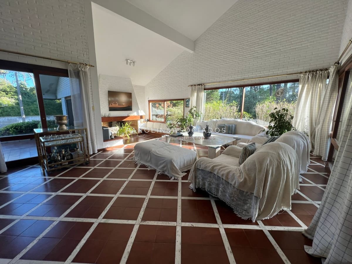 Casa de 4 dormitorios en venta en Lugano, Punta del Este.