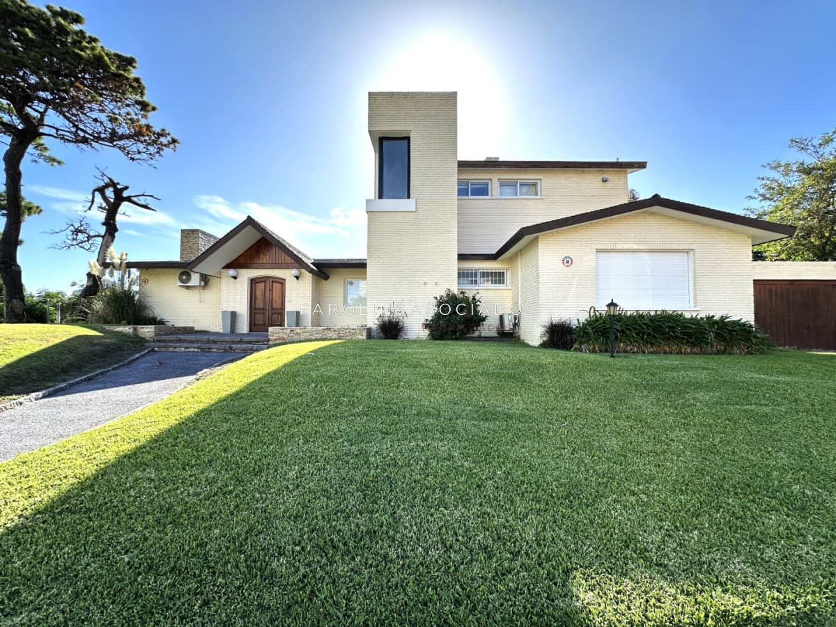 Excelente Casa en Venta de 5 Dormitorios en Playa mansa, Punta del Este