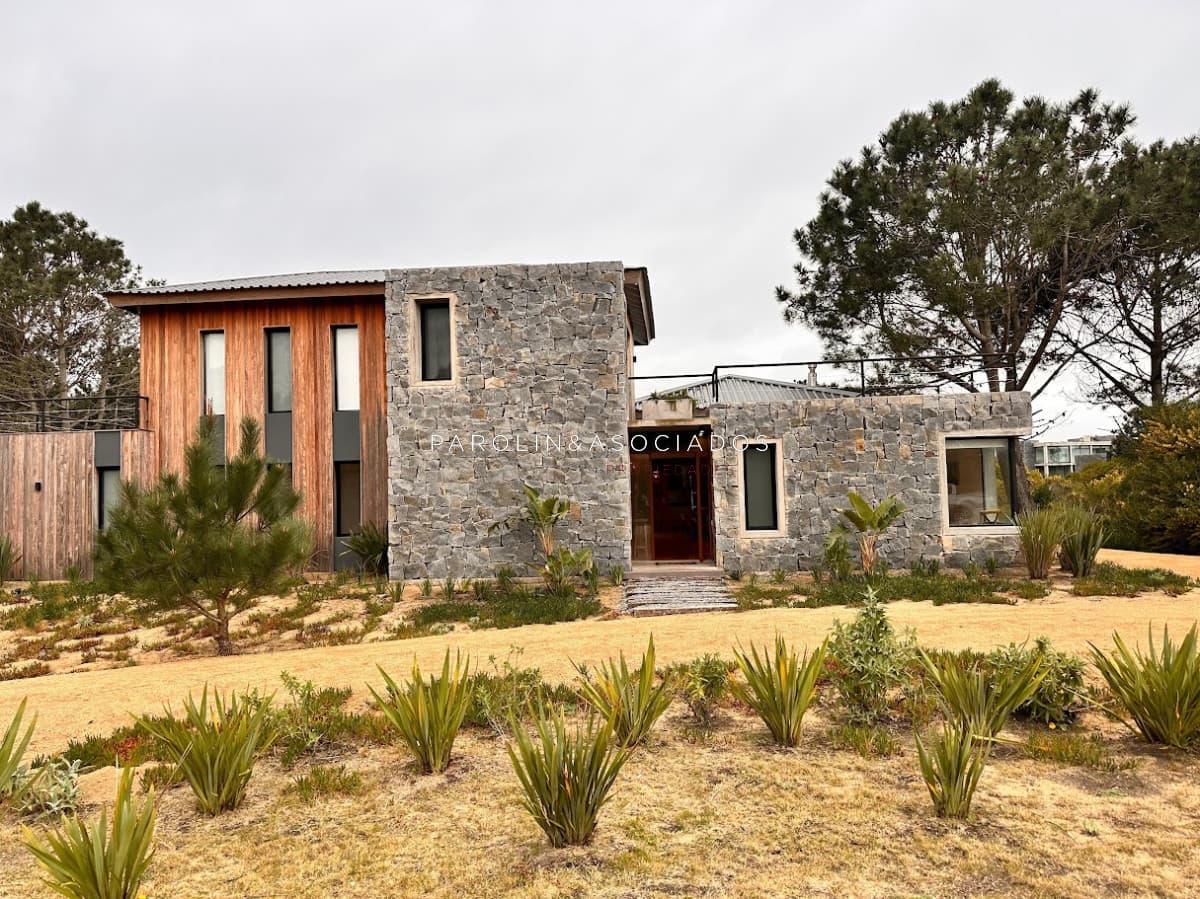 Casa en Venta de 4 Dormitorios en Laguna Escondida