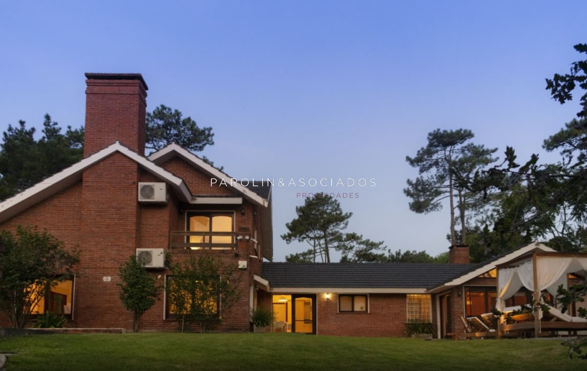 Casa en venta de 4 dormitorios en playa Mansa, Punta del Este.