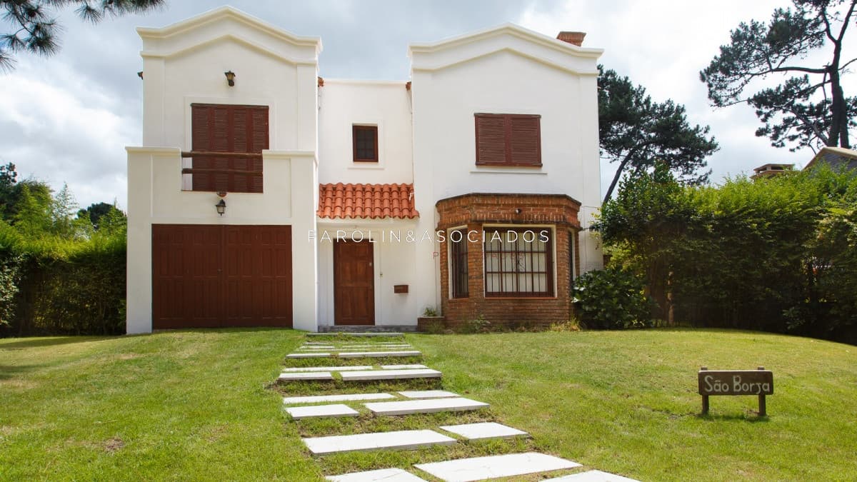 Casa en alquiler temporal 4 dormitorios + dependencia de servicio en Lugano, Punta del Este.