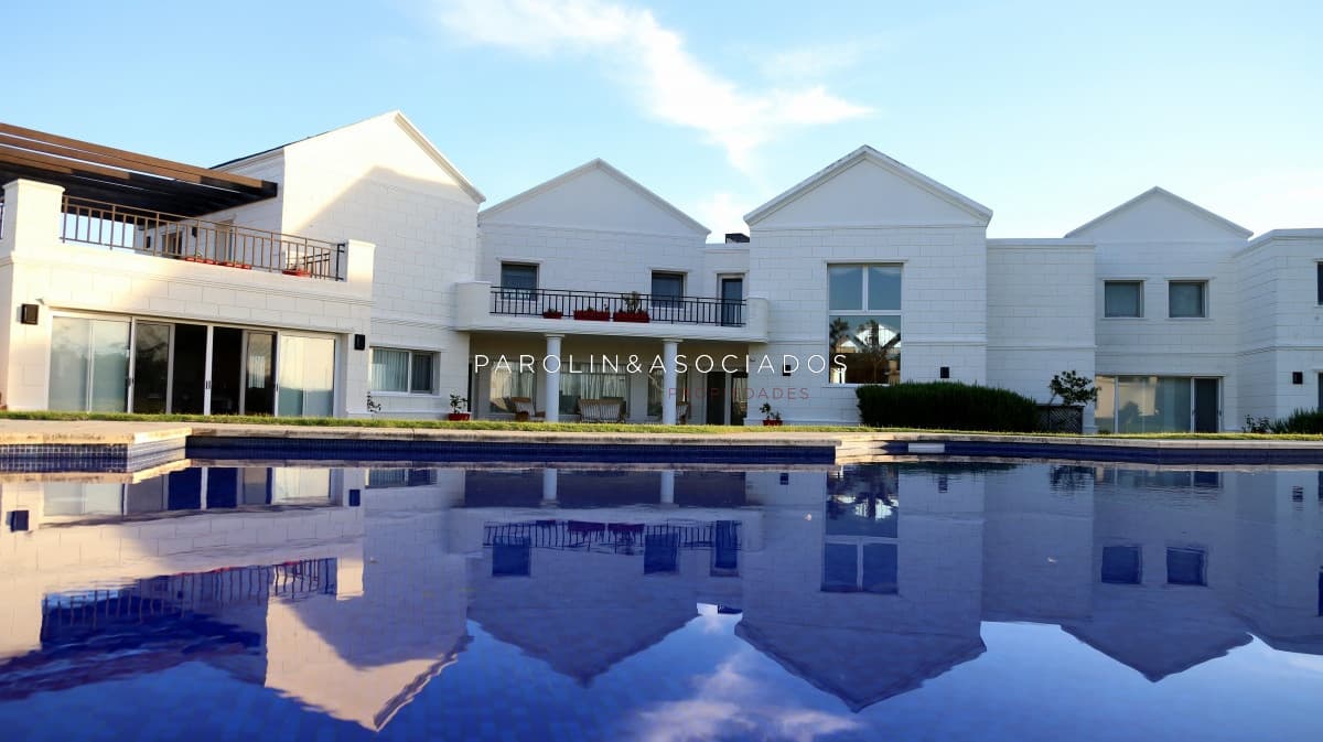 Casa en venta de 5 dormitorios en primera linea playa Mansa, Punta del Este.