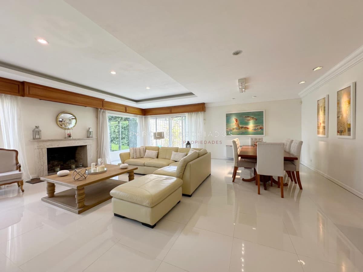 Excelente Casa en Venta de 5 Dormitorios en Playa mansa, Punta del Este