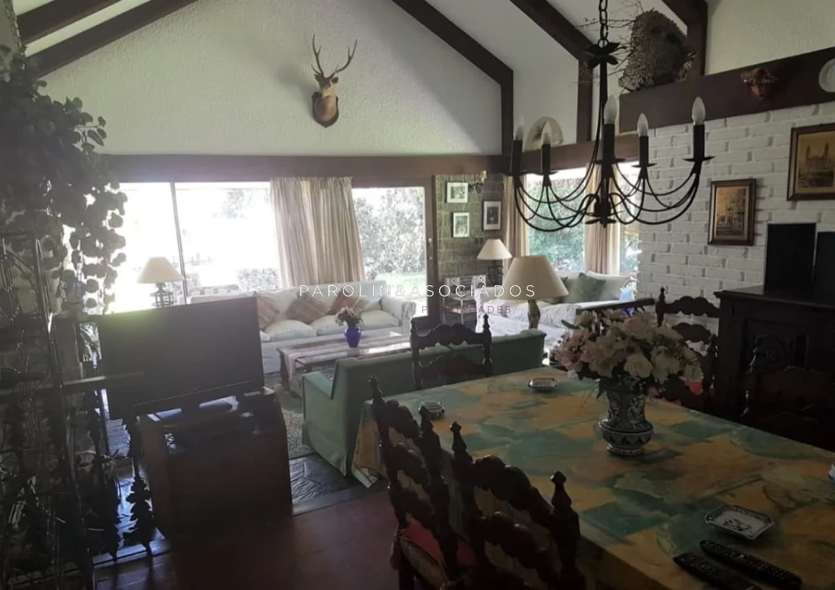 Casa de 5 dormitorios en venta en Marconi, Punta del Este.