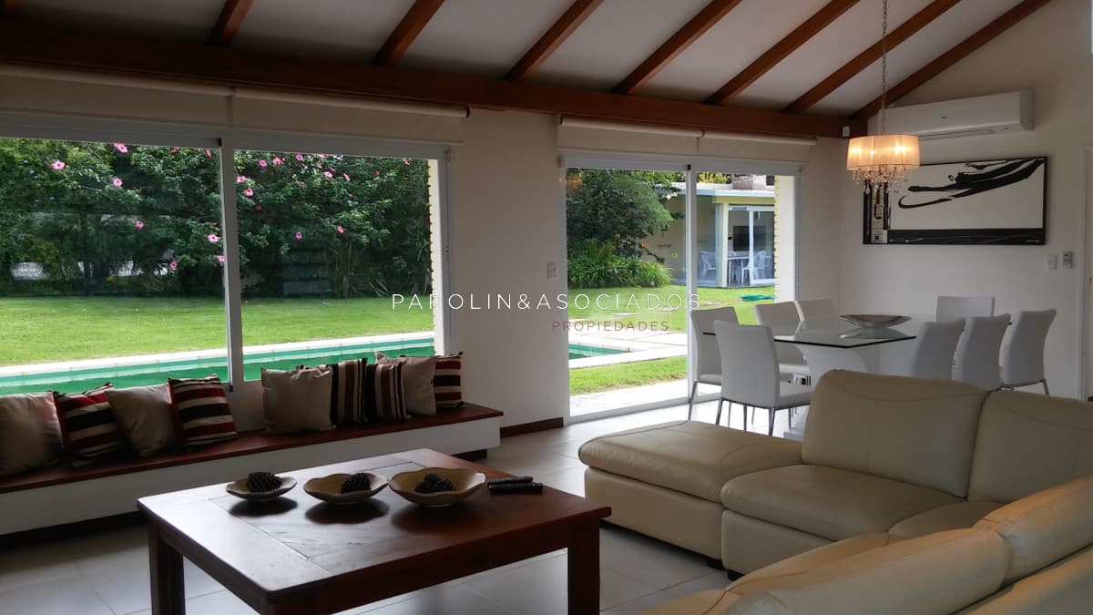 Hermosa casa en venta de 4 Dormitorios ubicada en Playa Mansa, Punta del este