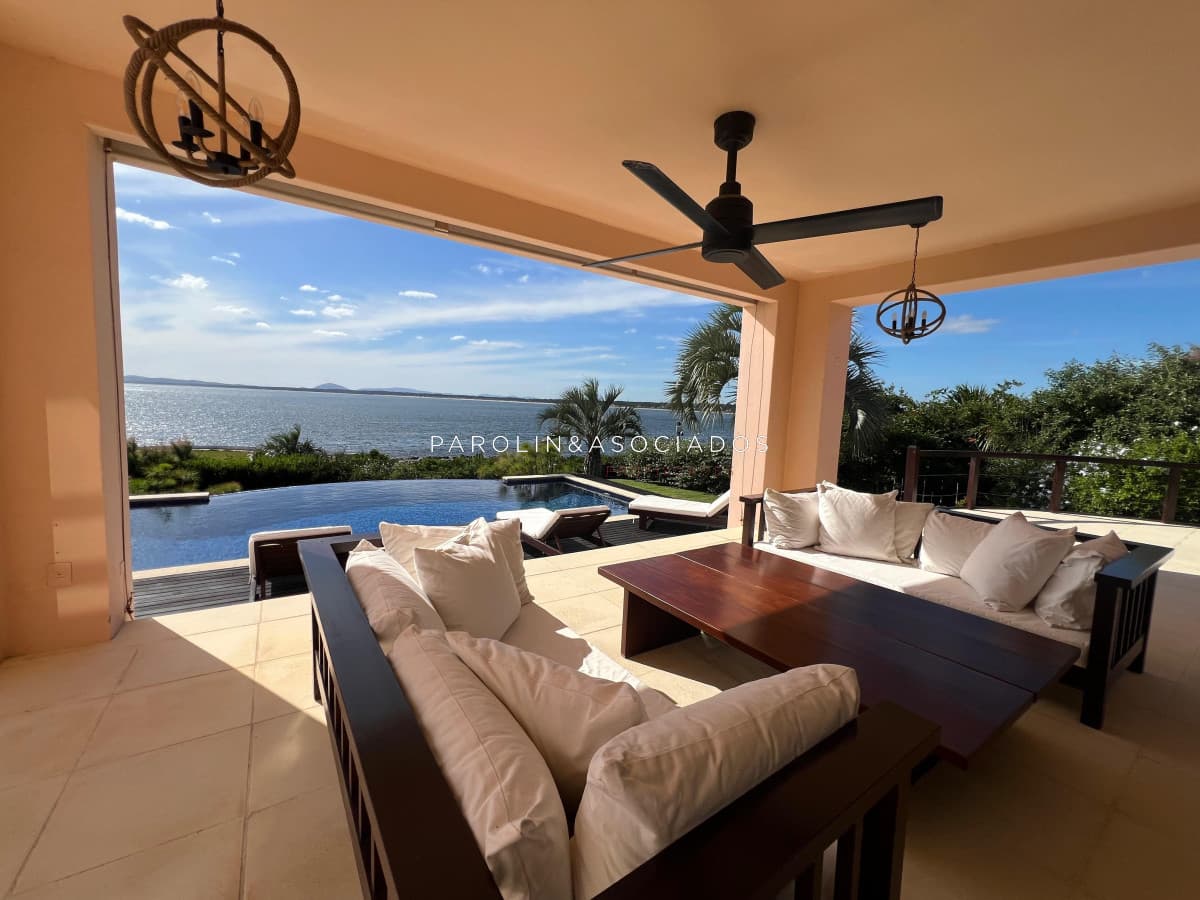 Espectacular casa en Punta Ballena sobre el mar