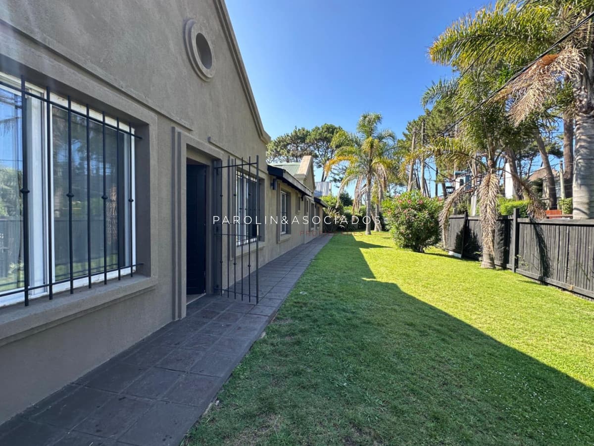 Casa En Venta De 5 Dormitorios + Dependencia de servicio En Rincon Del Indio, Punta Del Este