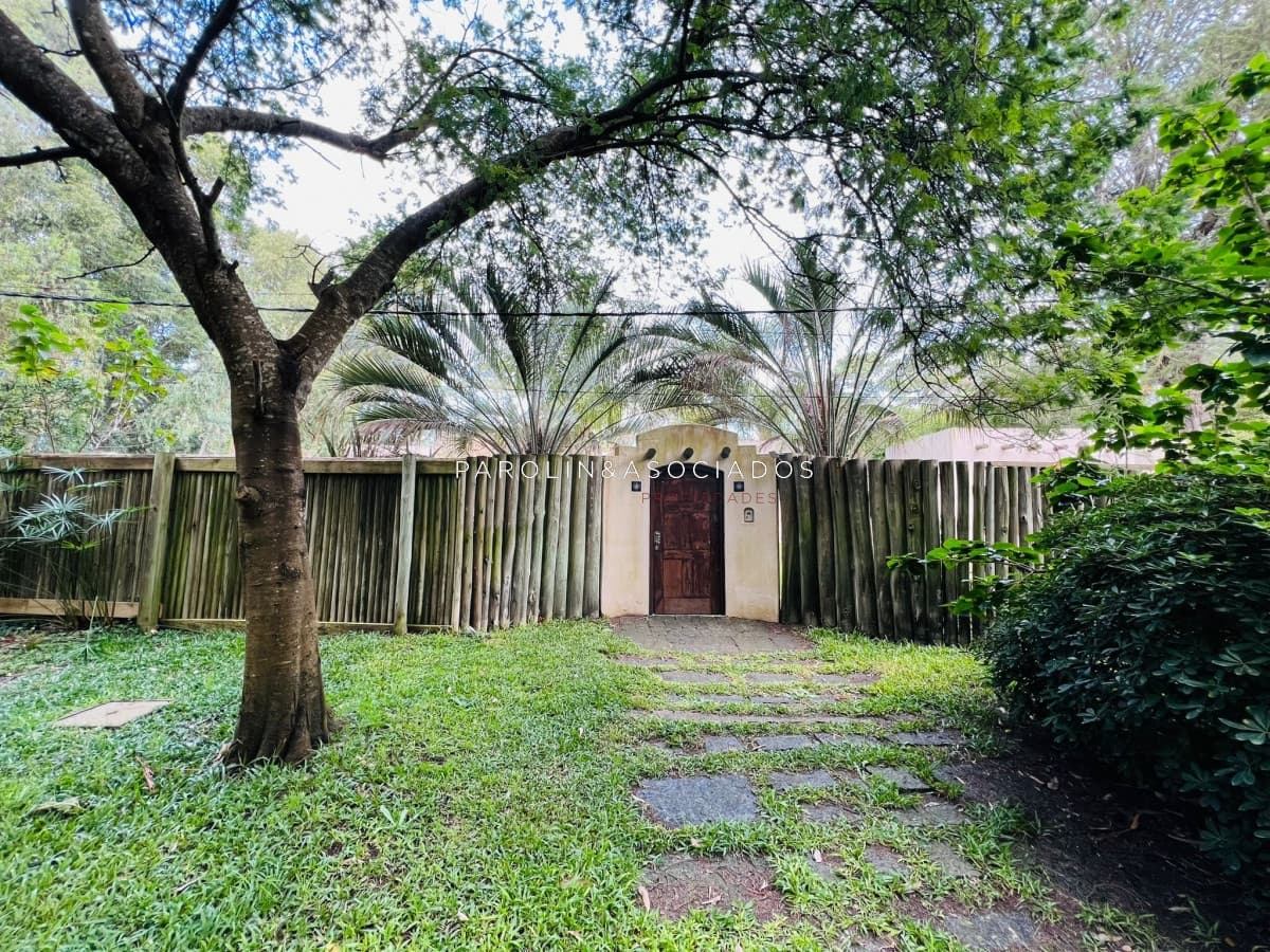 Hermosa propiedad en venta de 4 dormitorios en zona Lugano, Punta del Este.
