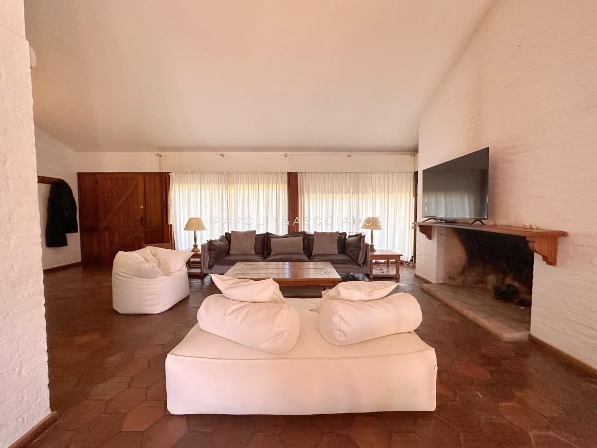 Casa en venta de 4 dormitorios y dependencia de servicio en playa Mansa, Punta del Este.