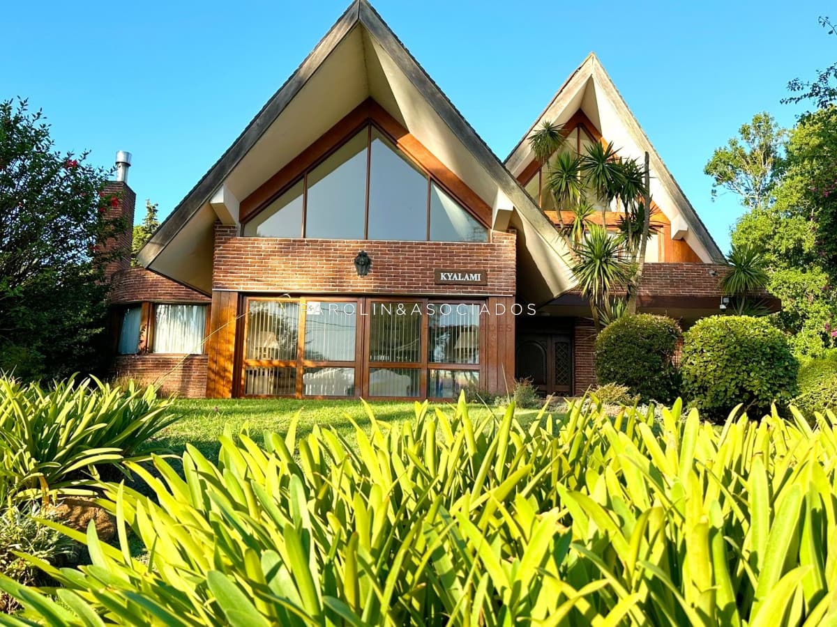 Excelente casa en venta de 5 dormitorios en Lugano, Punta del Este.