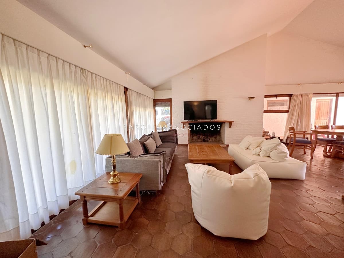 Casa en venta de 4 dormitorios y dependencia de servicio en playa Mansa, Punta del Este.