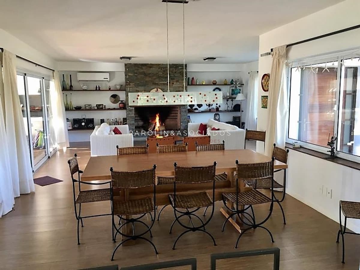 Casa en venta de 4 dormitorios a pasos de la playa Mansa, Punta del Este.