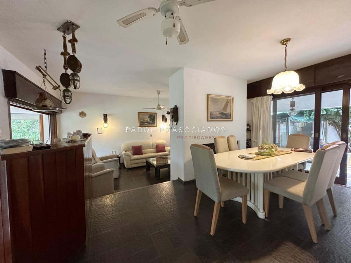 Gran Propiedad en Venta de 5 dormitorios ubicada en Playa Mansa, Punta del Este.