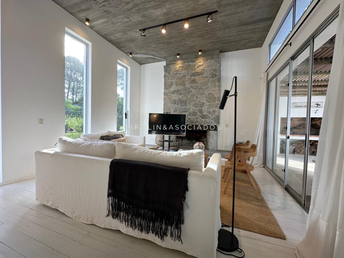 Casa de 4 Dormitorios en venta en San Rafael, Punta del Este.