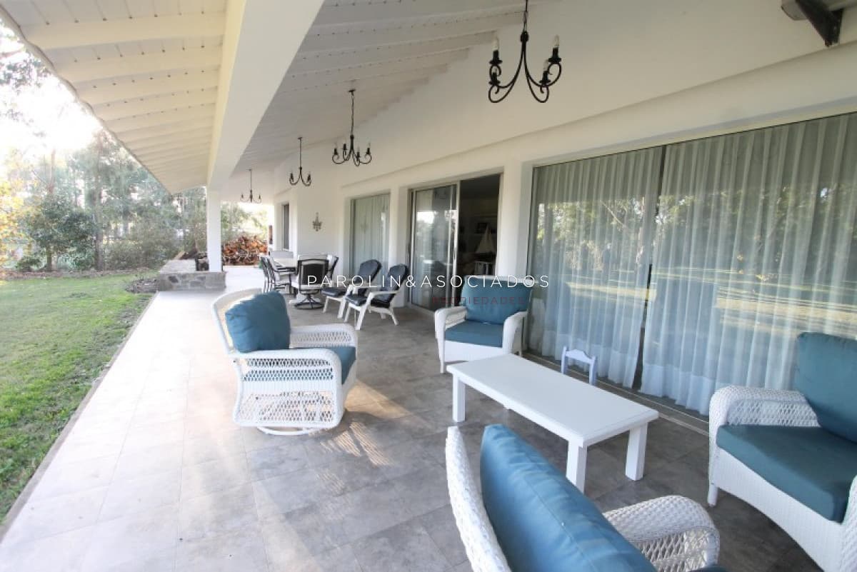 Casa en venta de 2 dormitorios en La Arbolada, Punta del Este.