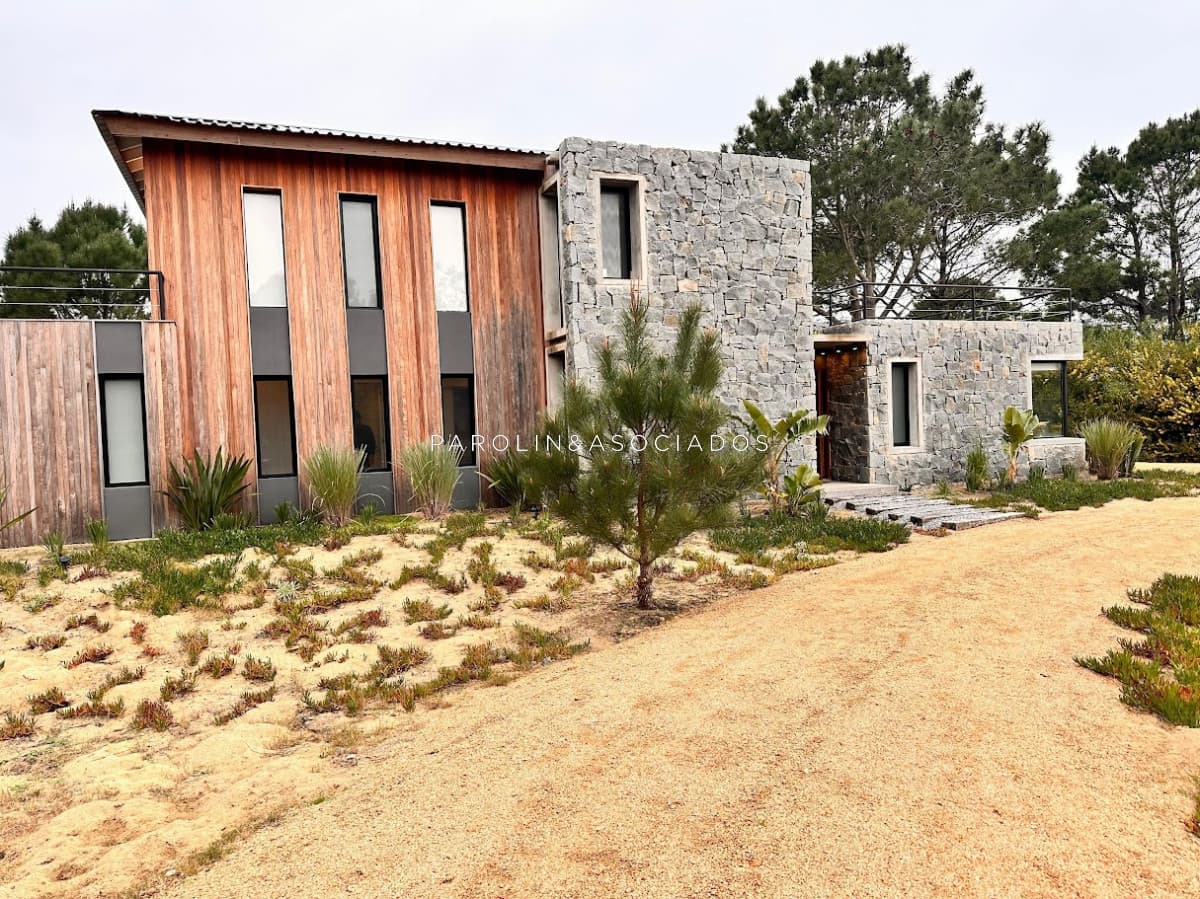 Casa en Venta de 4 Dormitorios en Laguna Escondida