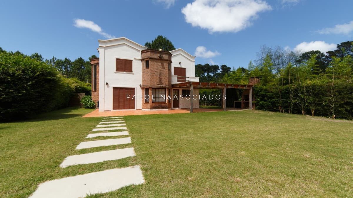 Casa en alquiler temporal 4 dormitorios + dependencia de servicio en Lugano, Punta del Este.