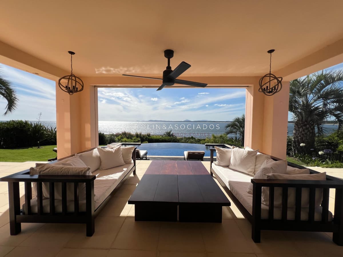 Espectacular casa en Punta Ballena sobre el mar